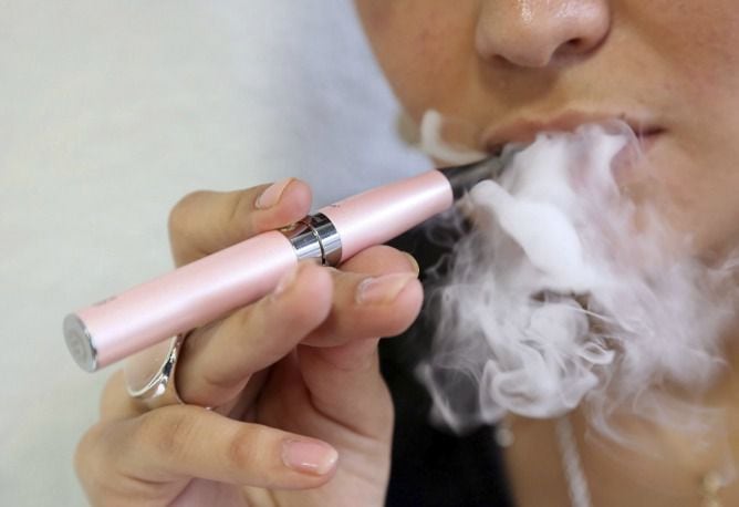 el gobierno equipara el cigarrillo electrónico al tabaco tradicional y prohíbe los aromatizantes