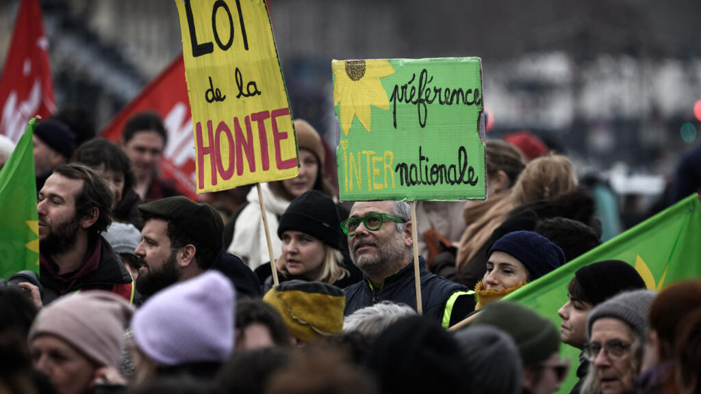 En France, Les Opposants à La Loi Immigration Durcissent Le Ton Contre ...