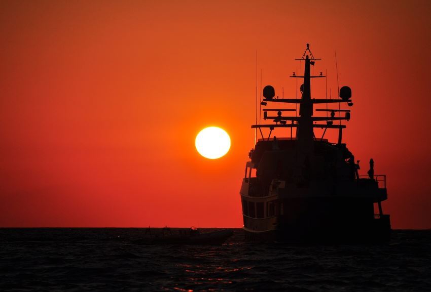 grecki statek trafiony rakietą na morzu czerwonym