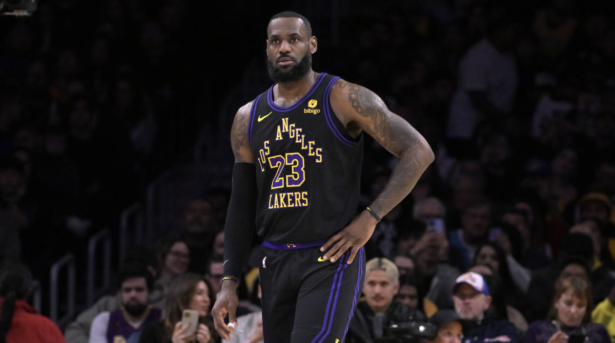 LeBron James Had To Push Unruly Fan Away After He Walked Up To Lakers ...