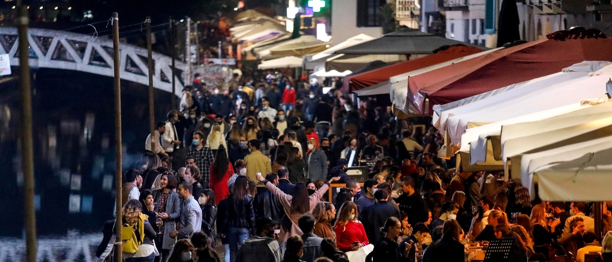 Violentata Dal Branco Sui Navigli Di Milano E Filmata Col Telefono: Una ...