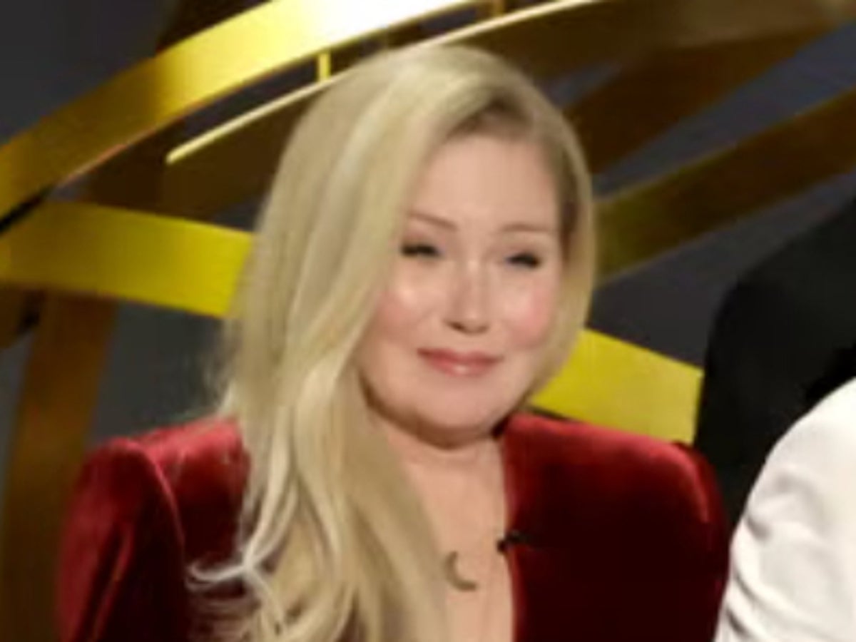 Christina Applegate Receives Emotional Standing Ovation For Rare ...