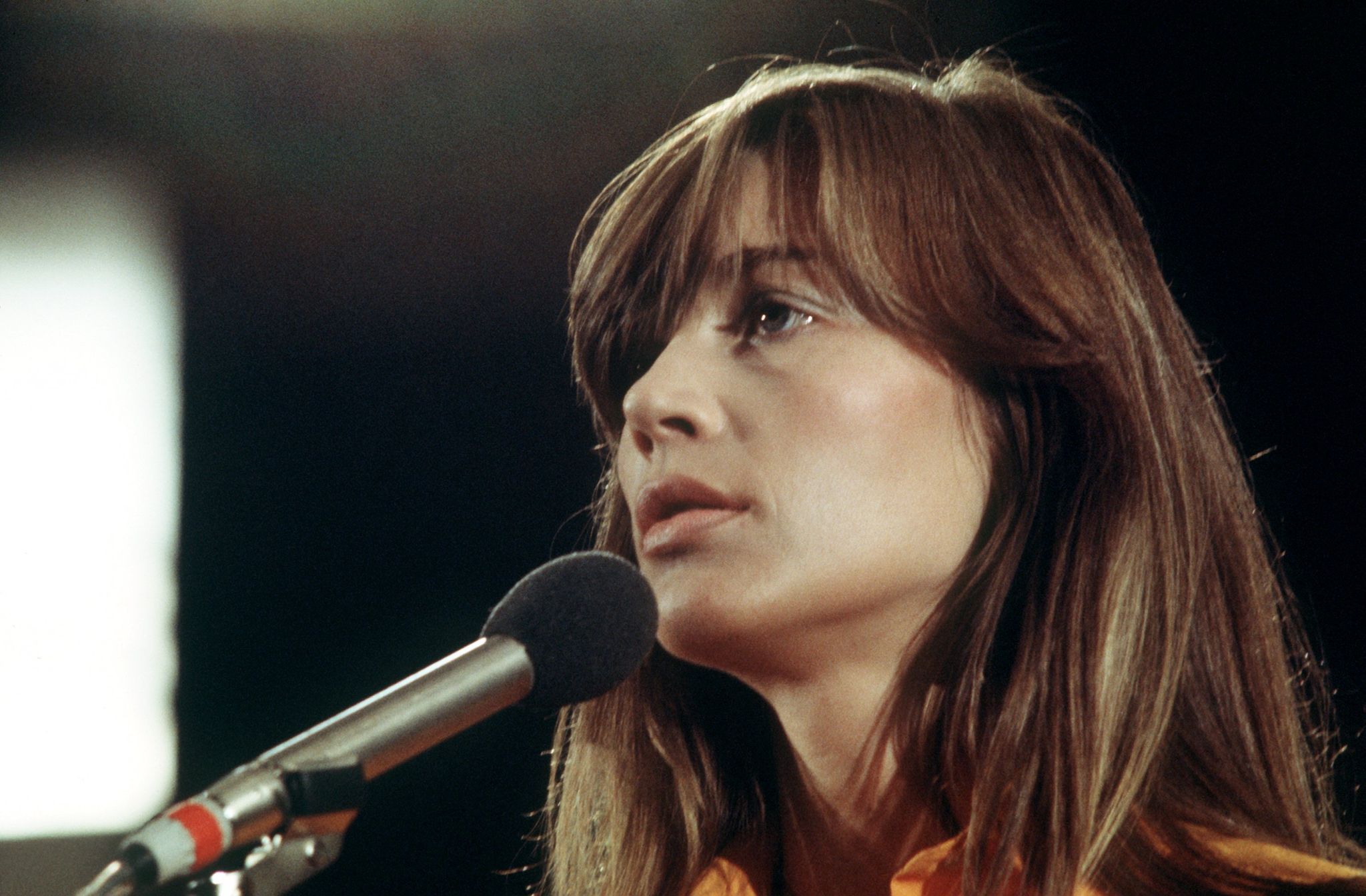 Die französische Sängerin Francoise Hardy bei einem Auftritt im September 1973 in der Musiksendung «Pop 73». Jetzt wird die Musik-Ikone schon 80 Jahre alt. (Archivbild)