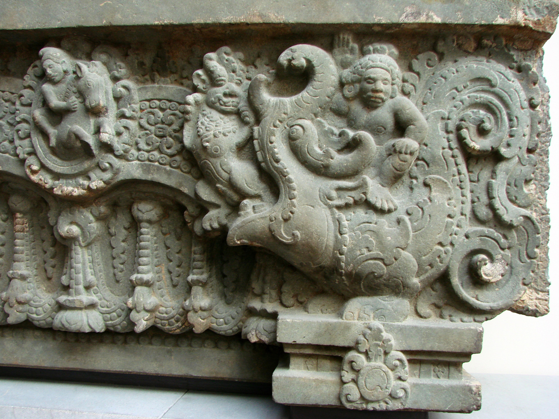 Who are the 33 Hindu deities of the Vedas?