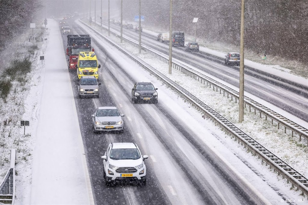 Verkeer Limburg Rijdt Hooguit 30 Kilometer Per Uur Door Sneeuw