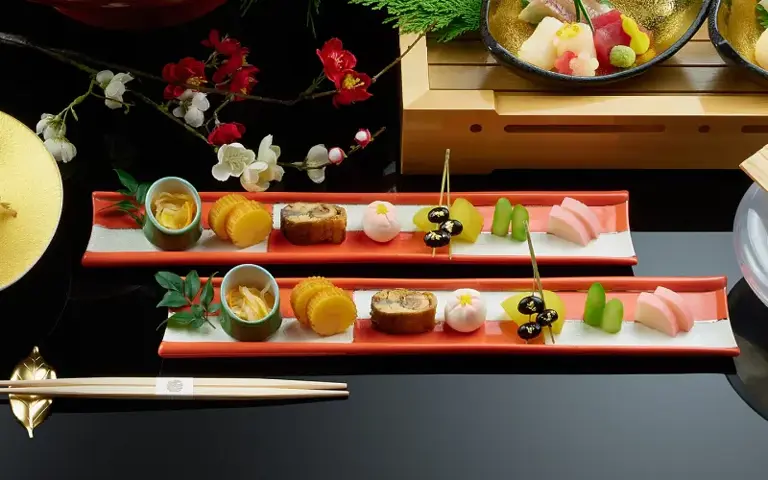 ▲HAYASE日本料理餐廳推出的年越懷食料理其前菜「發財盛合」包括八款象徵財運的菜式，每一道菜都象徵著繁榮與好運。（JR東日本大飯店台北提供）