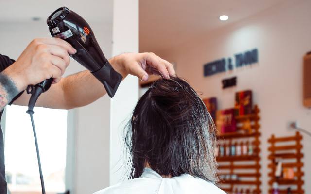 najgorsze fryzury dla kobiet po 60. roku życia - zdjęcia, inspiracje. oto lista postarzających fryzur [11.02.2024]