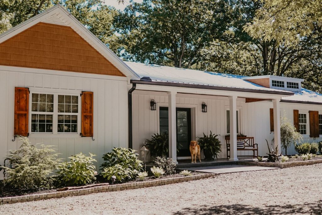 Inside A Charming Tennessee River House   AA1n8uch.img