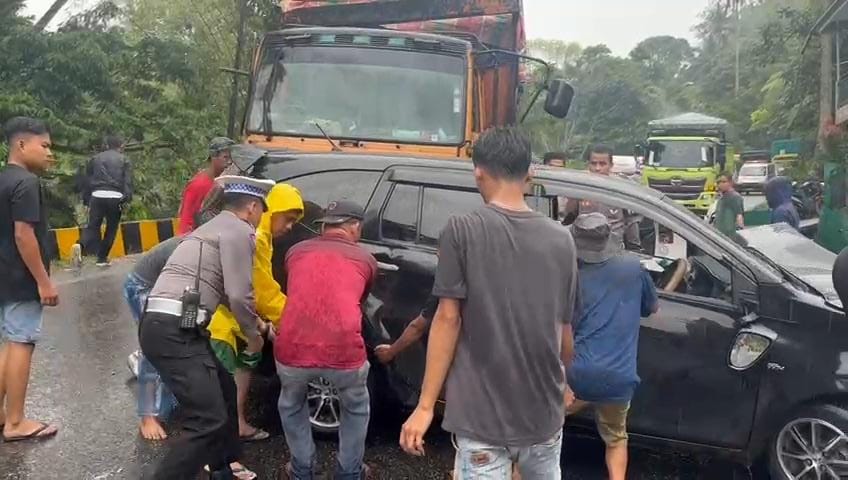 Rem Blong, Truk Seruduk 4 Kendaraan Di Silaingbawah