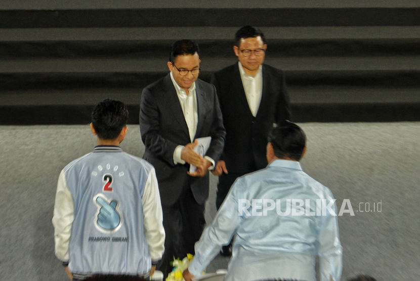 prabowo and anies shake hand, observers: political wisedom