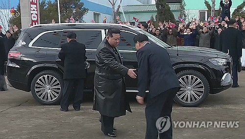 朝鲜央视1月15日播放的一部纪录片显示，朝鲜国务委员会委员长金正恩从一辆奔驰顶级奢华SUV——迈巴赫GLS600的豪车上走下来。 韩联社/朝鲜央视画面截图（图片仅限韩国国内使用，严禁转载复制）