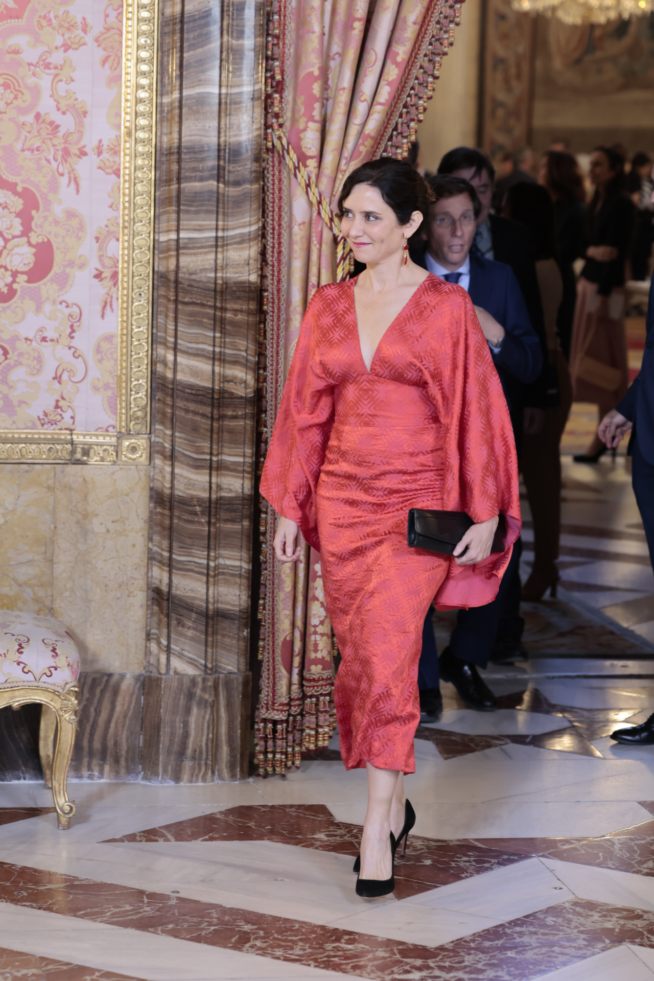 letizia e isabel díaz ayuso en el palacio real: dos vestidos de invitada únicos y el truco más favorecedor