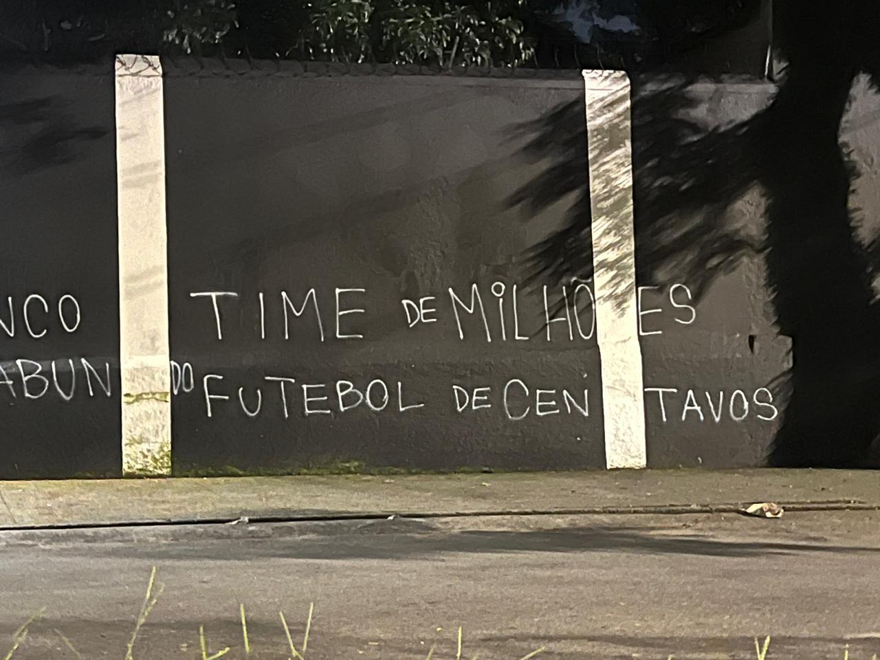 corinthians tem muros do parque são jorge pichados após derrota para o argentinos juniors