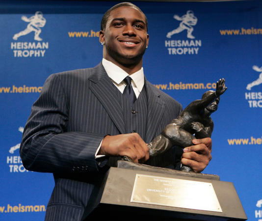 FILE – Heisman Trophy winner Reggie Bush of the University of Southern California smiles while posing for photos after a news conference in New York, Dec. 10, 2005. Reggie Bush has been reinstated as the 2005 Heisman Trophy winner, Wednesday, April 24, 2024, more than a decade after Southern California returned the award following an NCAA investigation that found he received what were impermissible benefits during his time with the Trojans.(AP Photo/Frank Franklin II, File)