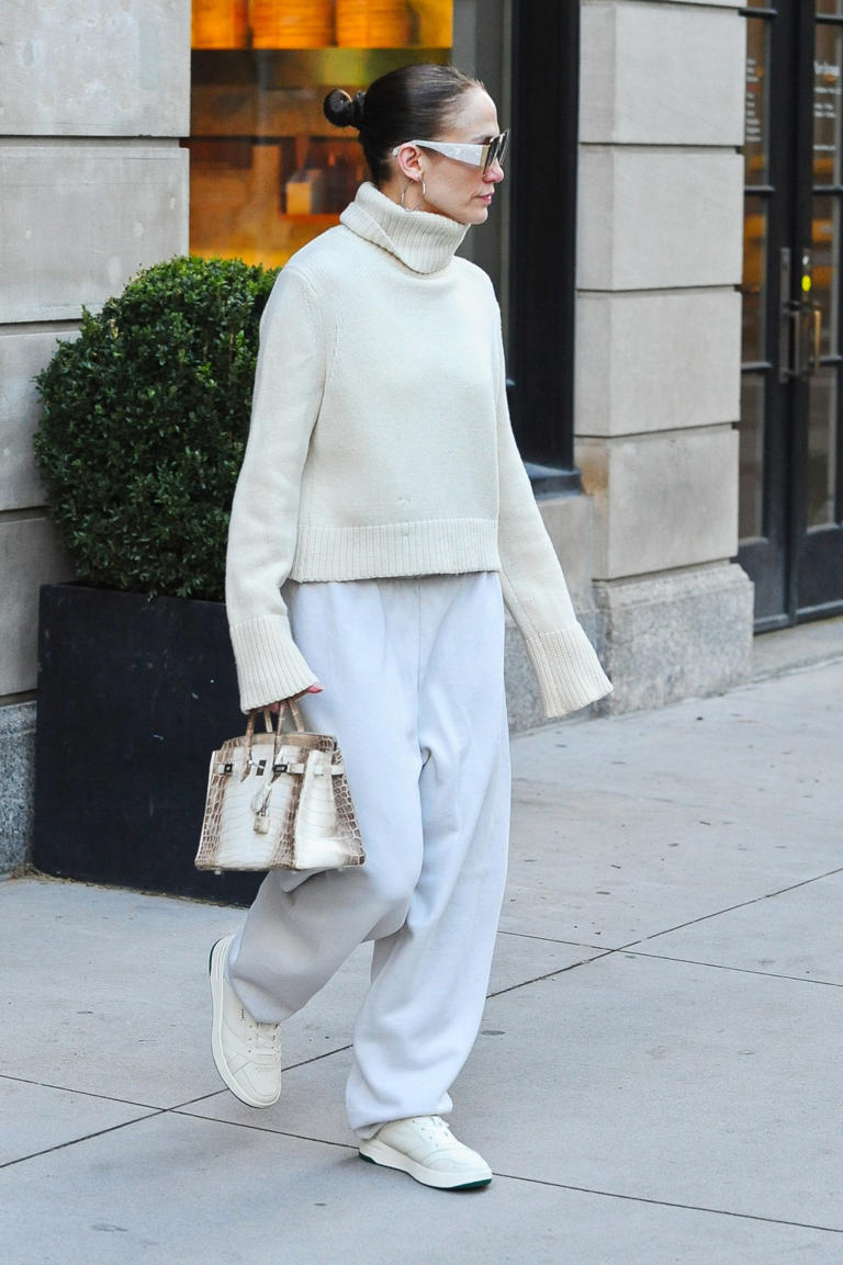 Jennifer Lopez pairs sweatpants and sneakers with $500K Birkin bag