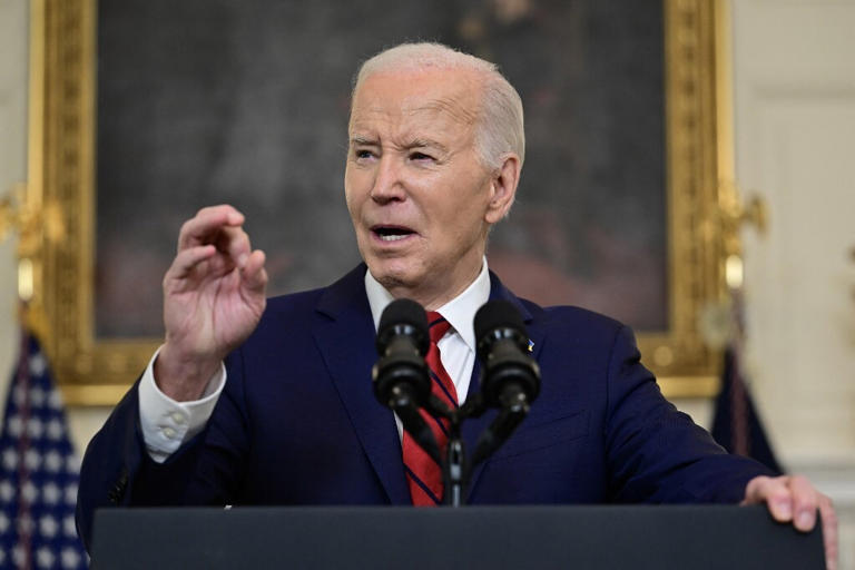 Biden firma per gli aiuti militari a Kiev: “Riprenderanno già nelle prossime ore"