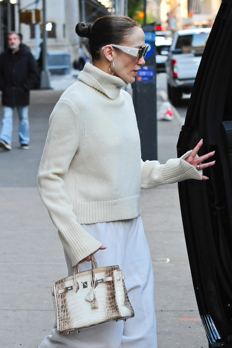 Jennifer Lopez pairs sweatpants and sneakers with $500K Birkin bag