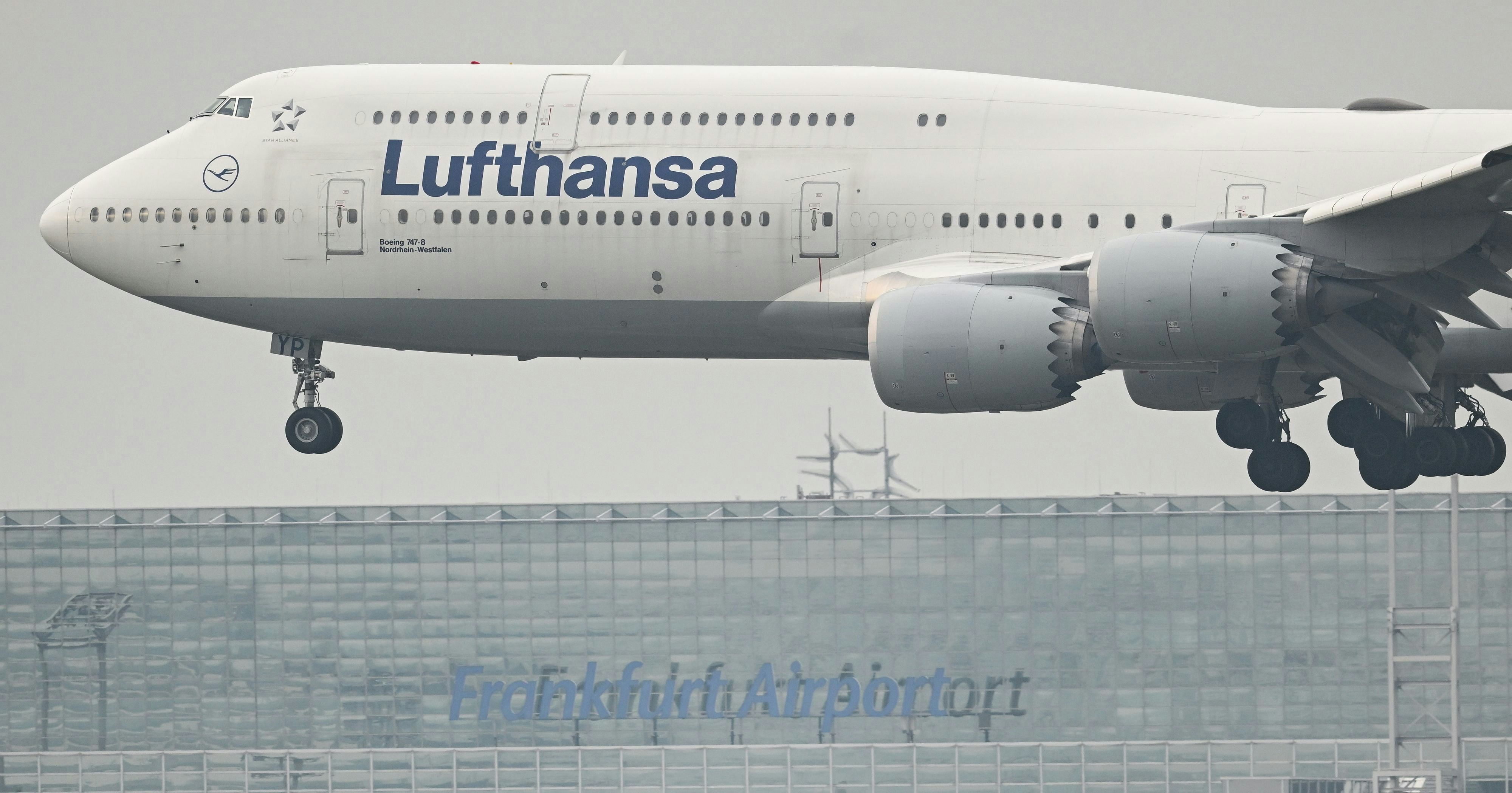 boeing 747-8 im video: lufthansa-jumbo setzt hart auf landebahn auf – und muss durchstarten