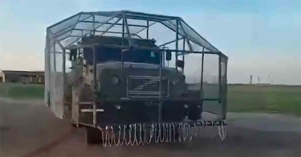 video: rysk pansarfordon z-sts akhmat får improviserat skydd mot drönare