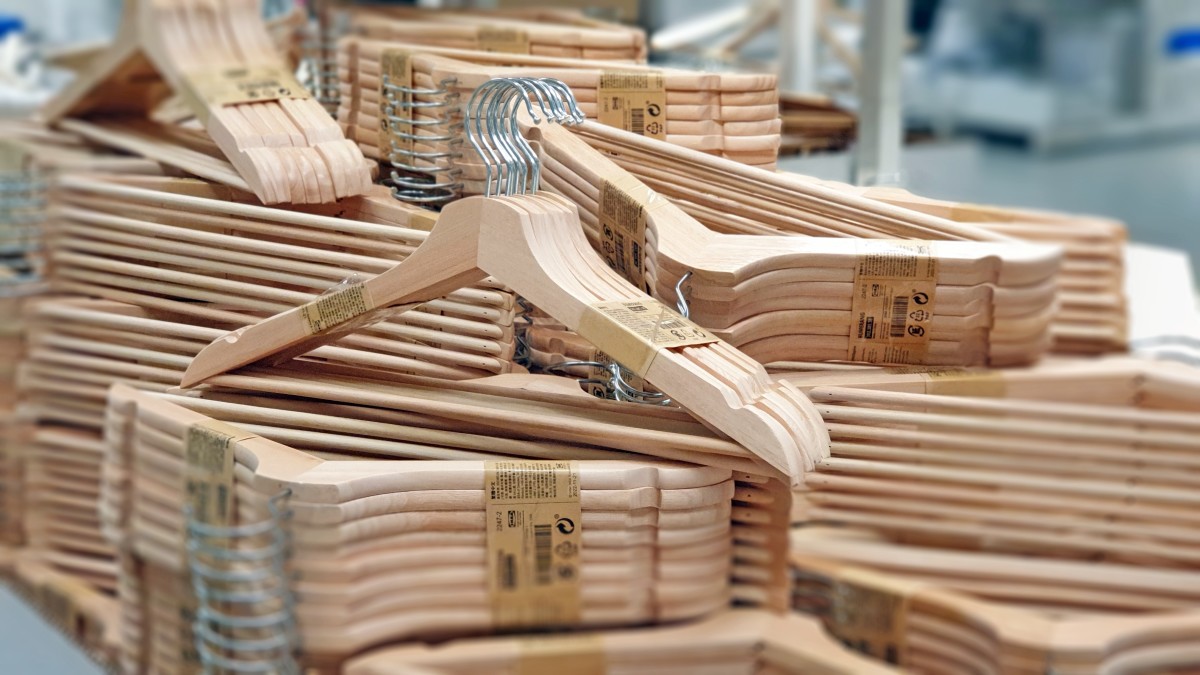 DIYer Transforms Ikea Wooden Hangers Into The Most Stunning Laundry Hamper   AA1nAWZl.img