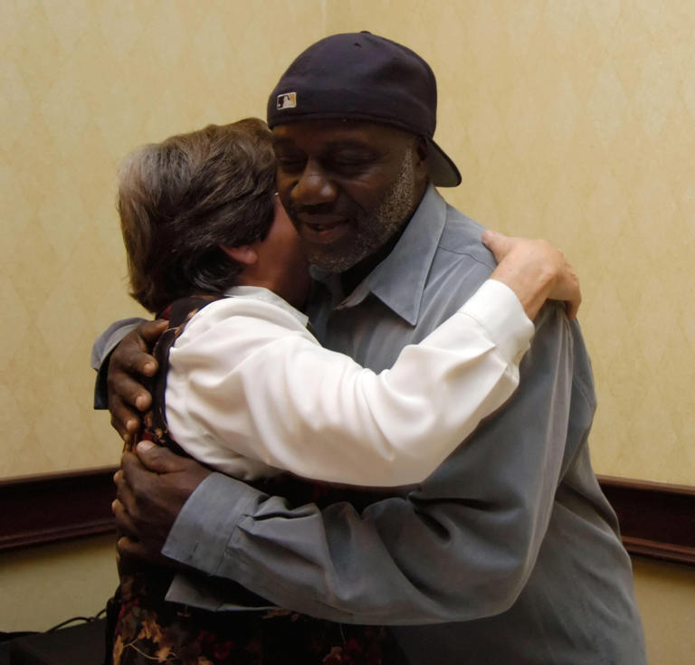 Sister Helen Prejean, author of the book ''Dead Man Walking,'' hugs Shujaa Graham, who spent six years on San Quentin's death row before being exonerated, following an ACLU press conference in San Fransisco, CA., on Sunday, Dec. 11, 2005 (Alamy Stock Photo)