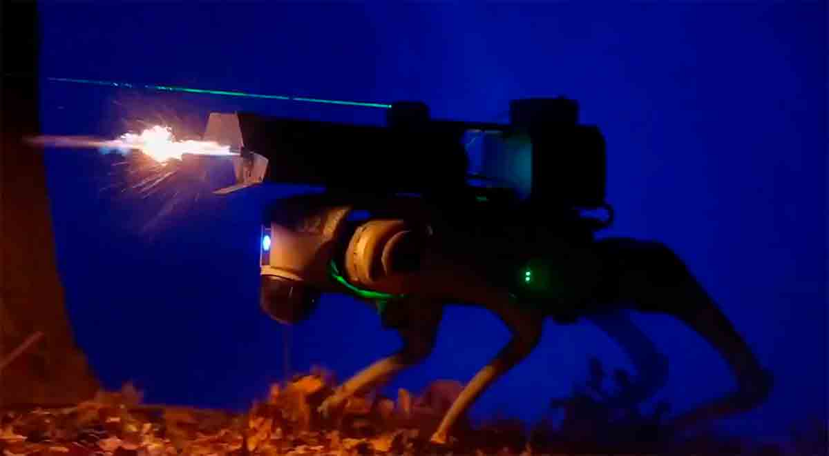 video: throwflame afslører hunderoboten thermonator med indbygget flammekaster.