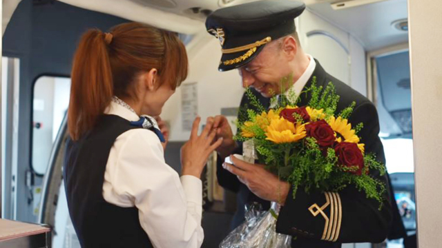 πολωνία: πιλότος έκανε εντυπωσιακή πρόταση γάμου στην αεροσυνοδό σύντροφό του, στη διάρκεια πτήσης (βίντεο)