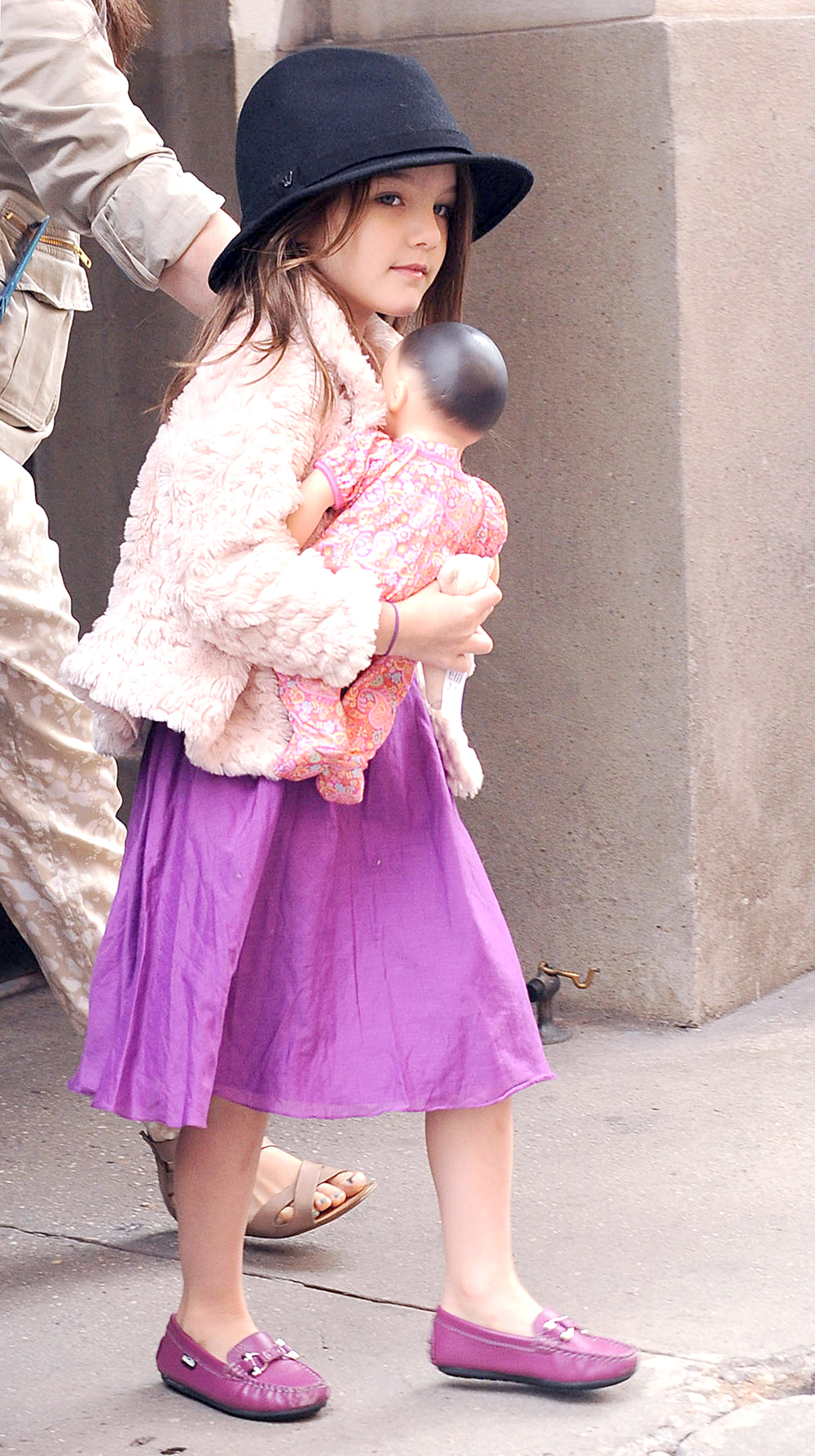 <p>Suri Cruise was seen out and about in New York on August 16, 2011. She was leaving the NYC apartment where she and her mom live. </p>