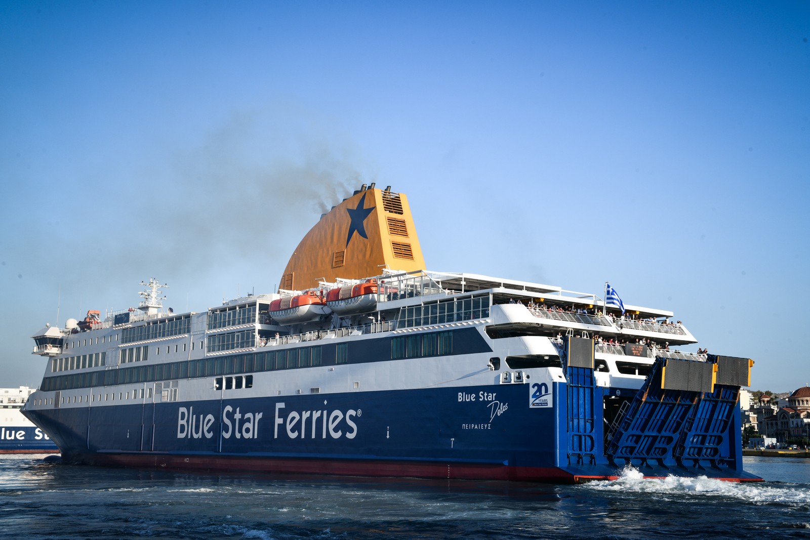 πειραιάς: γυναίκα έπεσε στη θάλασσα πριν τον απόπλου του blue star naxos