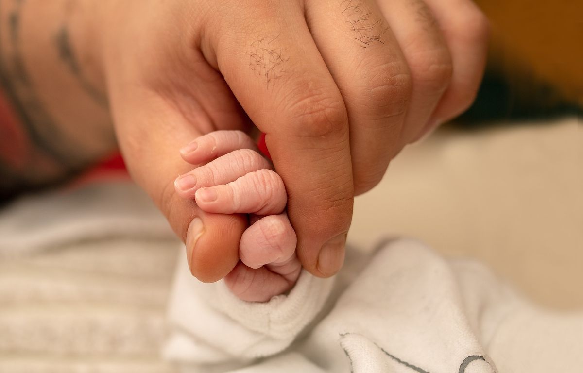 « j’ai recompté plusieurs fois »… leur fille est née avec 26 doigts et un pied à la place du genou