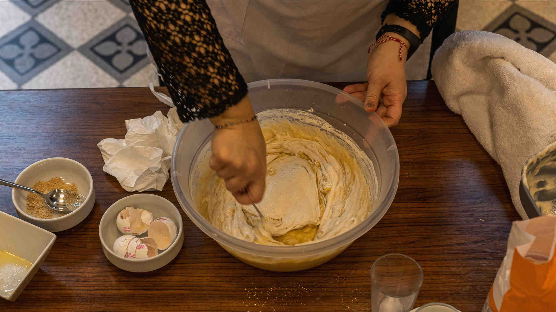 πολίτικο τσουρέκι: h αυθεντική συνταγή από μια μαστόρισσα της πόλης