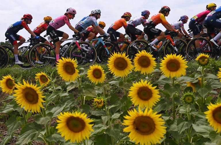 The peloton during the Tour de France Femmes