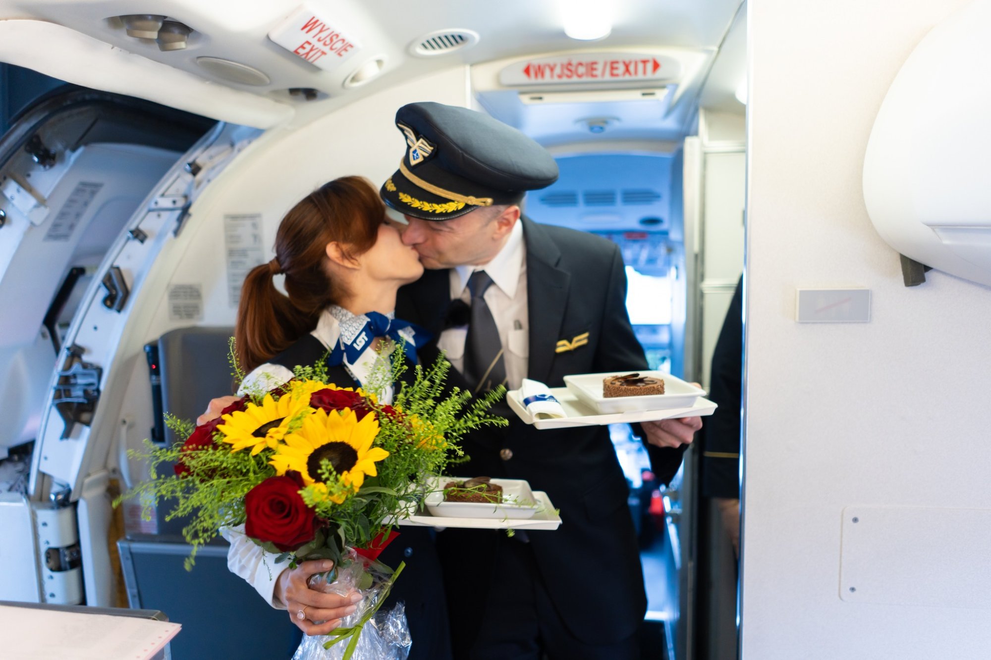 poolse piloot vraagt op vlucht zijn stewardess-vriendin ten huwelijk