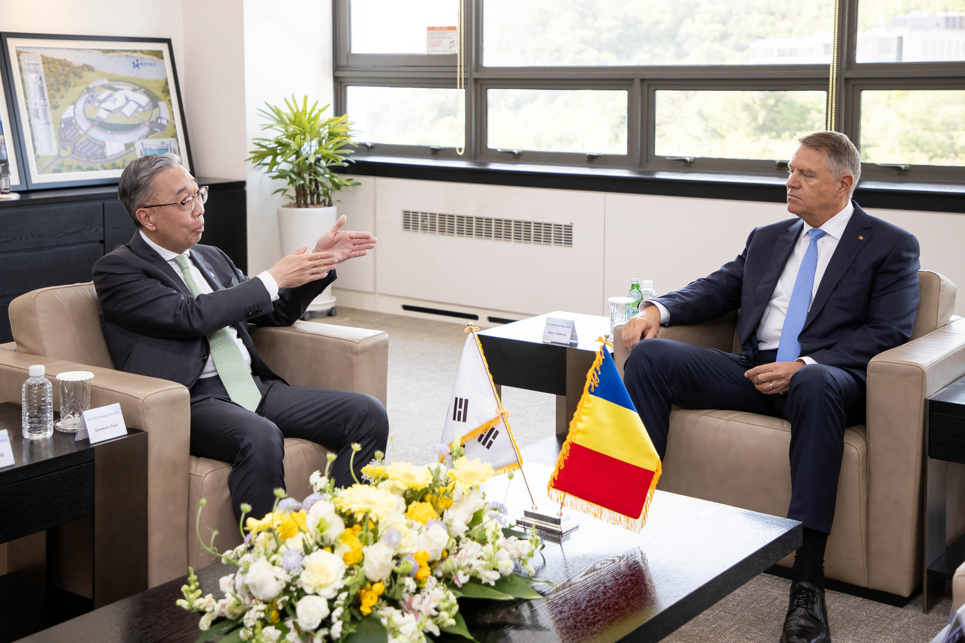 루마니아 대통령, 두산에너빌 본사 찾았다…smr 프로젝트 논의
