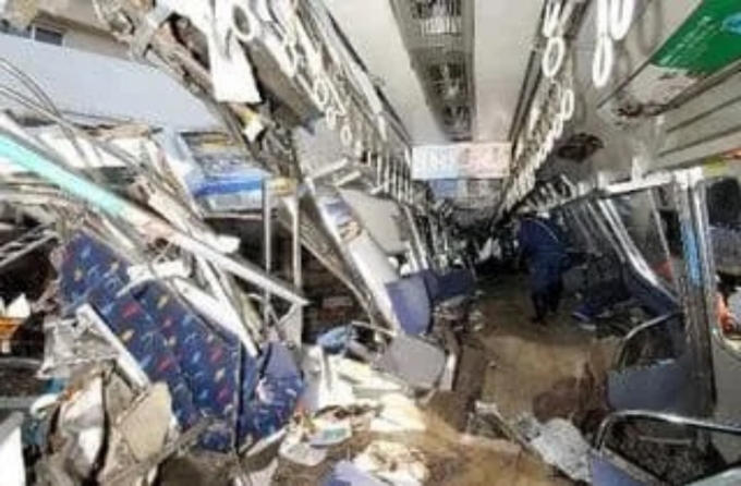 민영화가 부른 재앙?…과속하다 뒤집힌 일본 열차, 107명 숨졌다 [뉴스속오늘]
