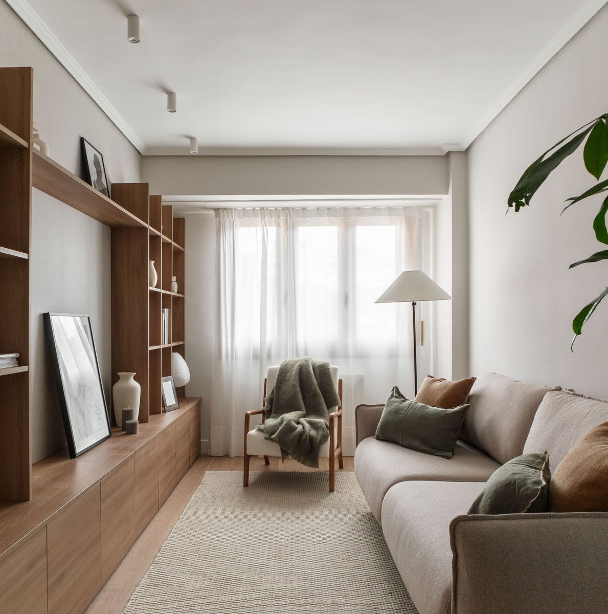 antes de la reforma, este piso de estilo minimalista cálido parecía la casa de una abuela