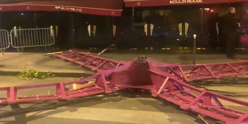 wahrzeichen der stadt - mühlrad des moulin rouge in paris eingestürzt