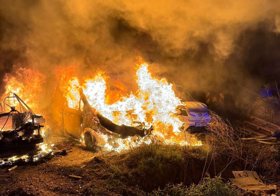 großbrand: 12 e-autos in flammen