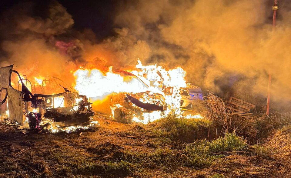 großbrand: 12 e-autos in flammen