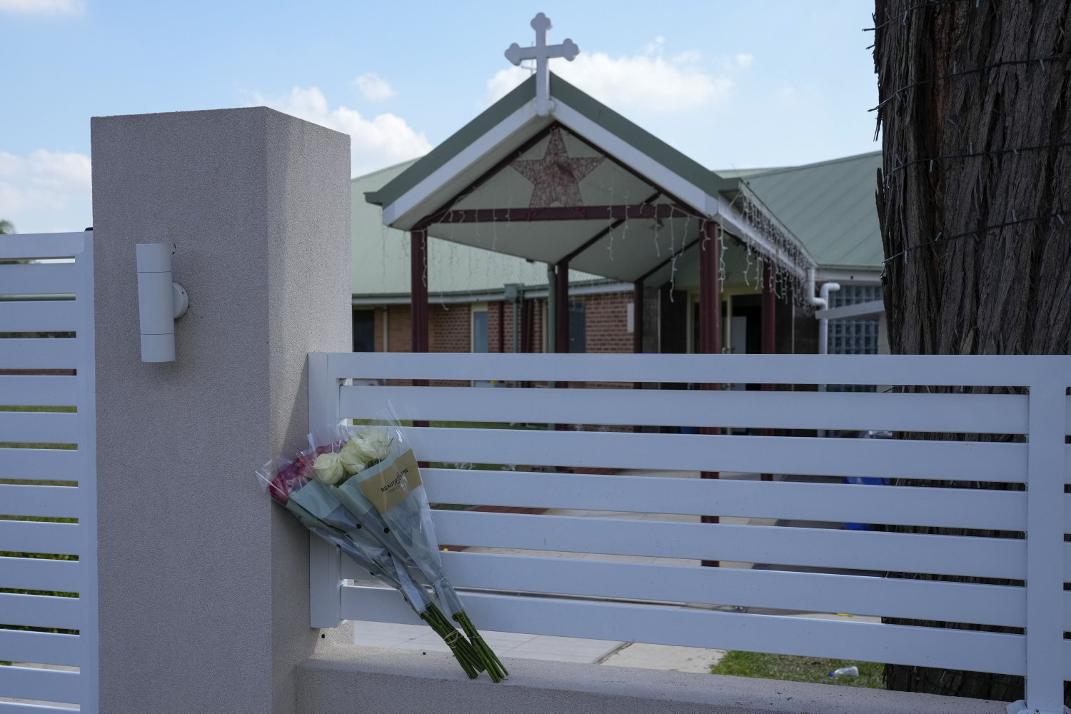 fem teenagere sigtes i australsk sag om kirke-knivstikkeri