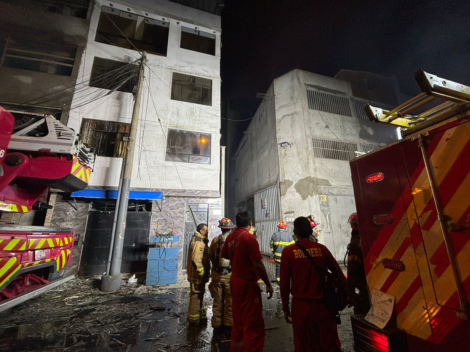 amazon, incendio en cercado de lima: fuego se reaviva en el jirón áncash y bomberos se movilizan de emergencia
