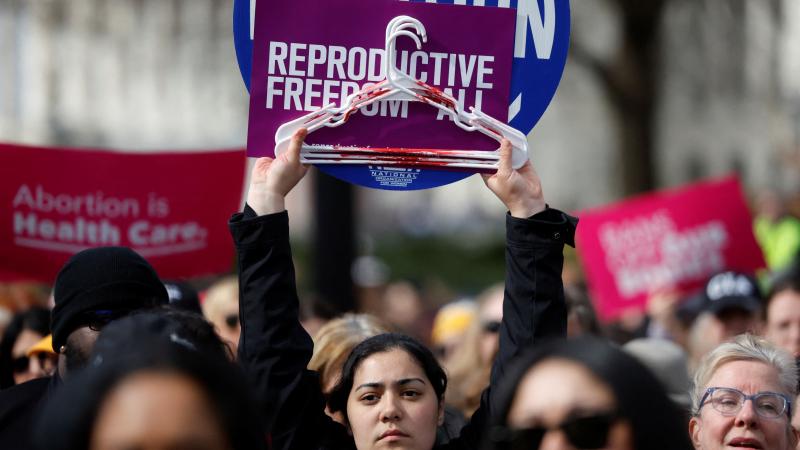 etats-unis : la chambre basse de l’arizona vote l’abolition d’une loi interdisant l’avortement