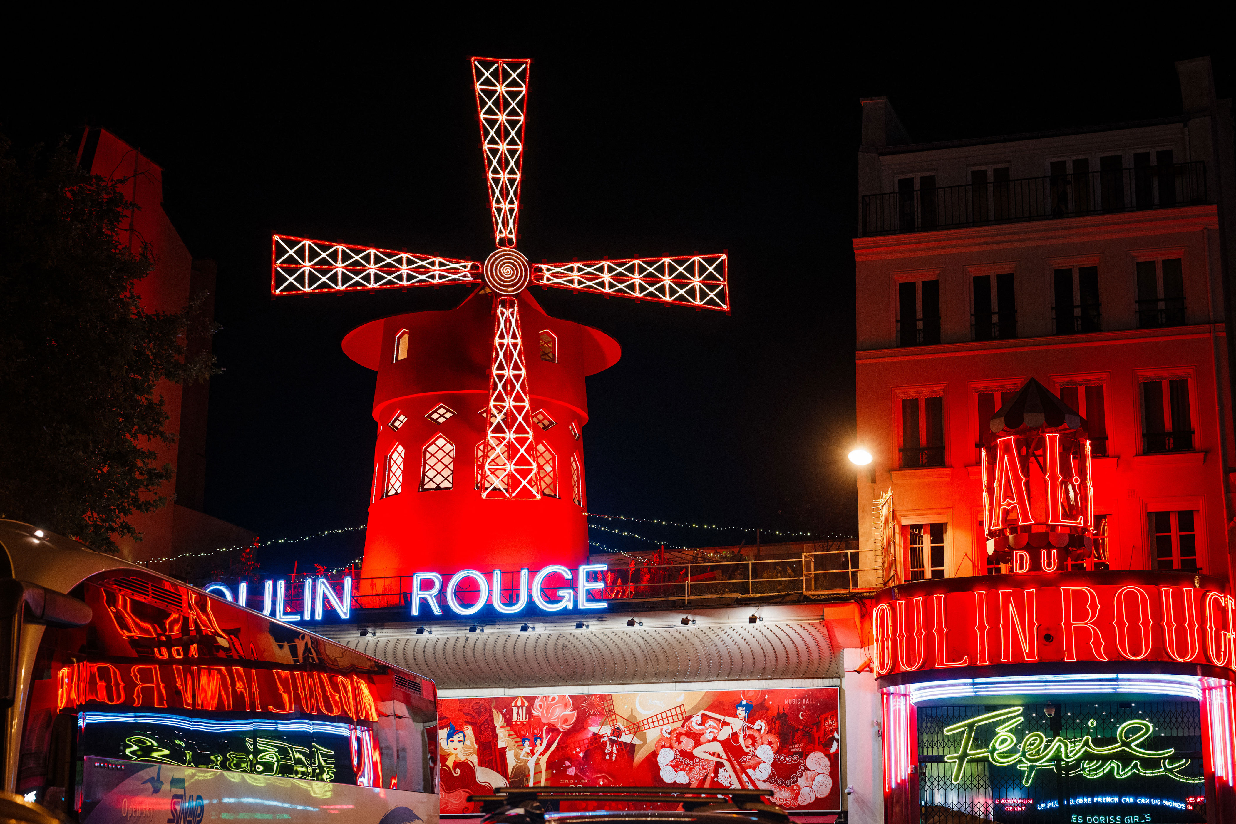 moulin rouge windmill blades reportedly collapse