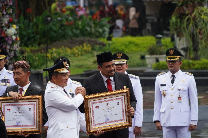 bertubi-tubi penghargaan untuk bobby nasution, terakhir menantu jokowi raih satyalancana dan tokoh nasional