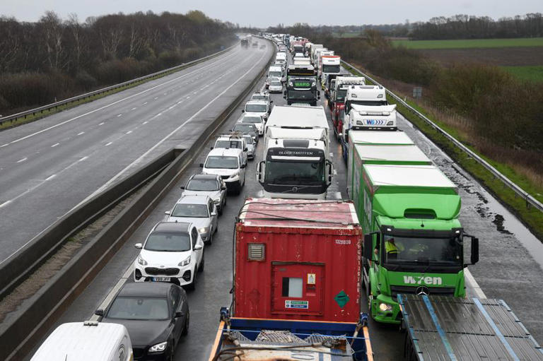 Full M180 closure with Humber Bridge ‘busier than normal’ and extra ...