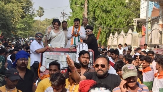 Neha Sharma Holds Roadshow In Support Of Her Father Ajit Sharma In ...