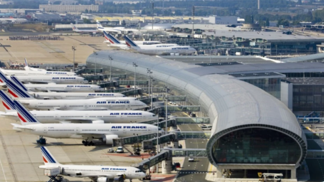 γαλλία: kαθηλωμένα στο έδαφος πολλά αεροπλάνα παρά τη ματαίωση της απεργίας των ελεγκτών