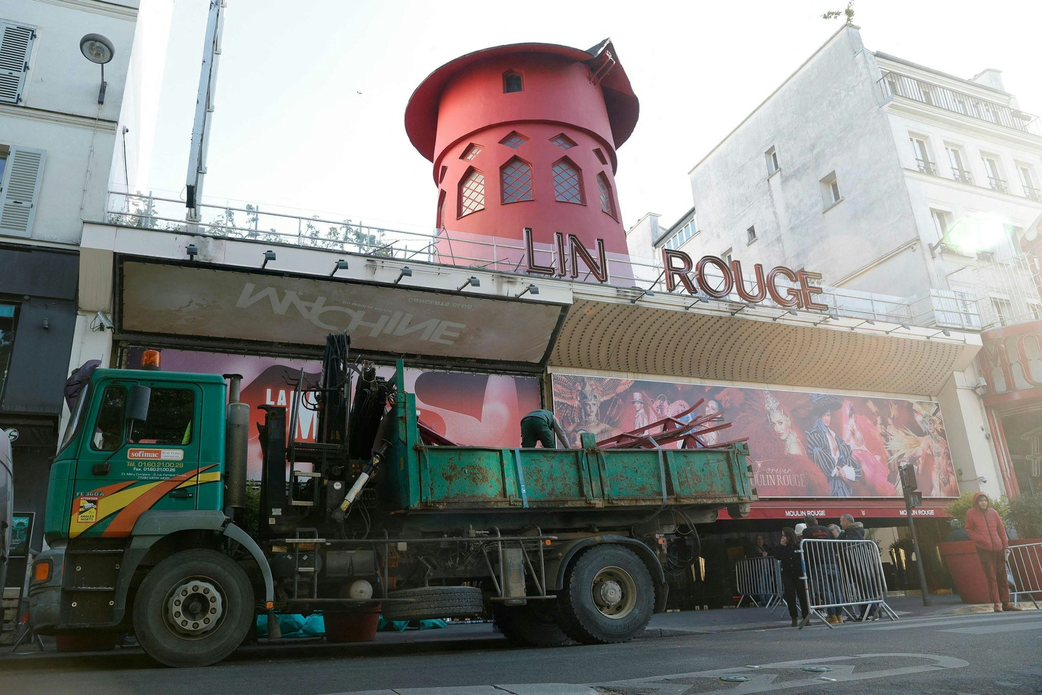 notfälle: mühlrad des pariser cabarets moulin rouge stürzt ab