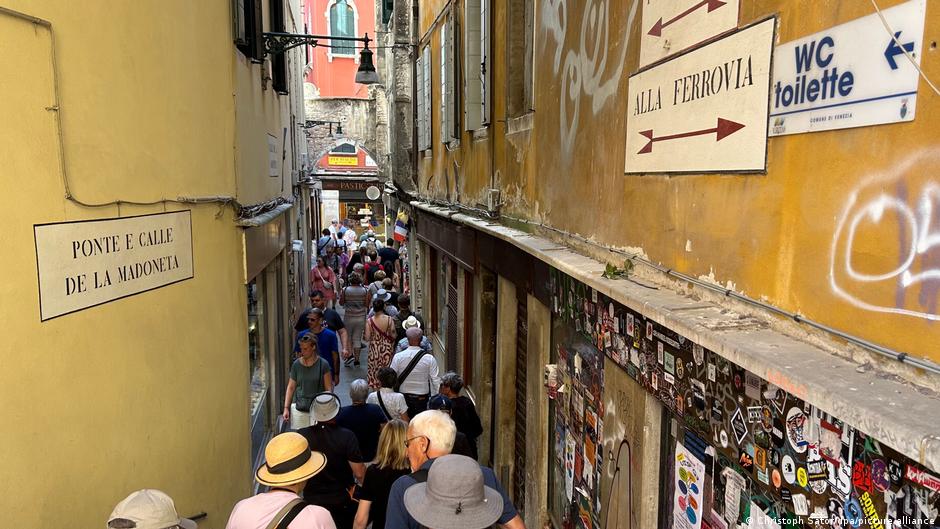 caos marca el primer día de cobro de entrada a venecia