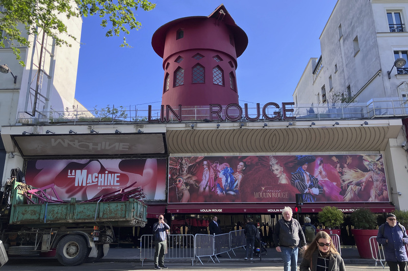 v paříži se dnes v noci zřítila křídla mlýna na známém kabaretu moulin rouge